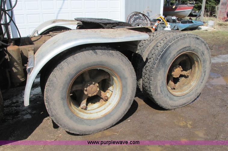 image for item E5125 1974 Mack R600 semi truck