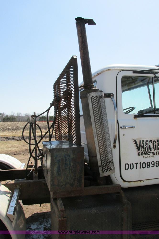 image for item E5125 1974 Mack R600 semi truck