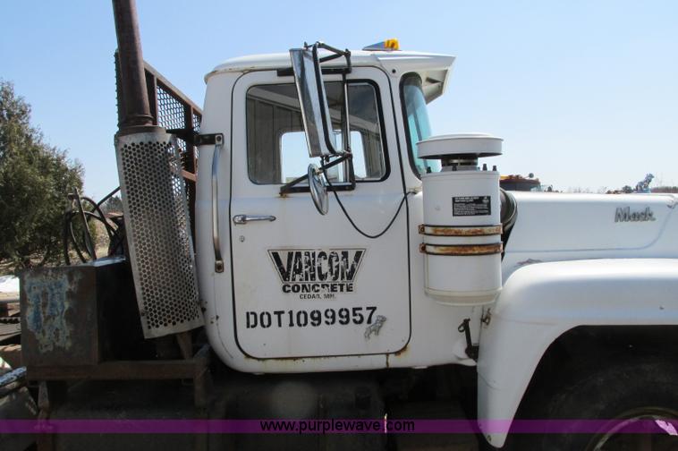image for item E5125 1974 Mack R600 semi truck