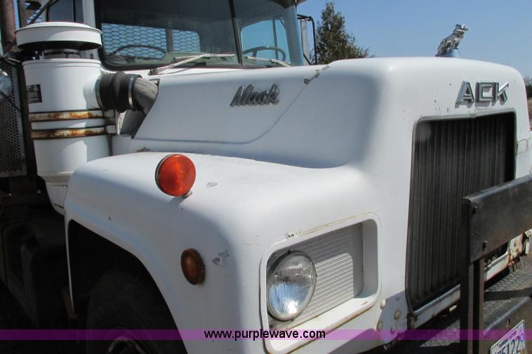 image for item E5125 1974 Mack R600 semi truck