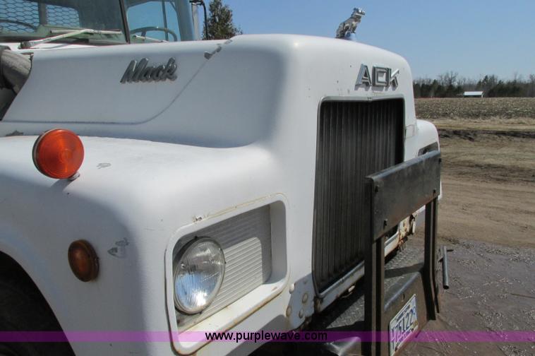 image for item E5125 1974 Mack R600 semi truck