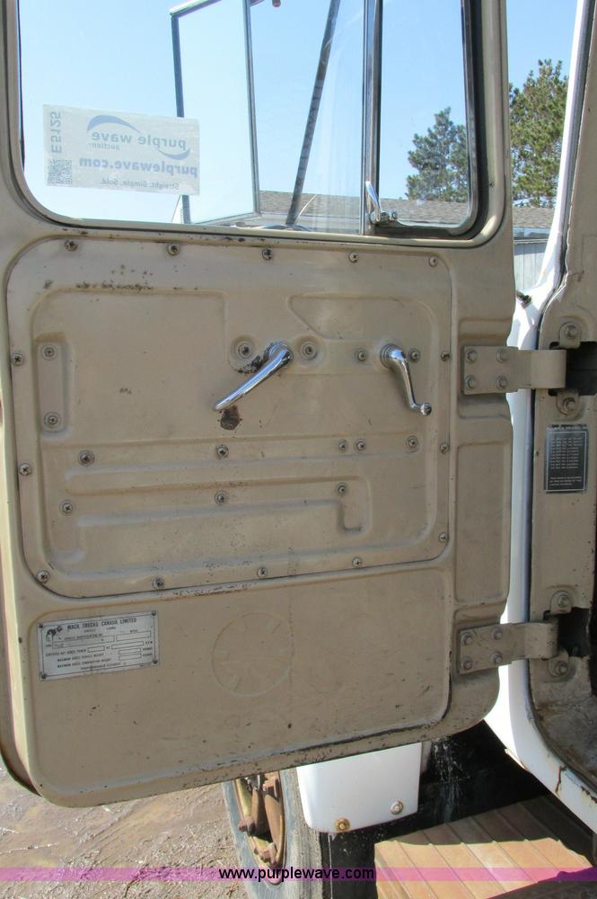 image for item E5125 1974 Mack R600 semi truck