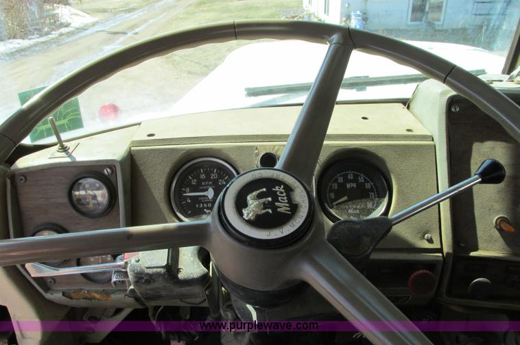 image for item E5125 1974 Mack R600 semi truck