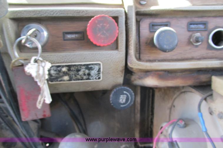 image for item E5125 1974 Mack R600 semi truck