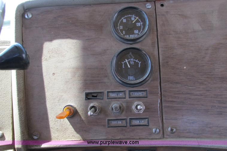 image for item E5125 1974 Mack R600 semi truck