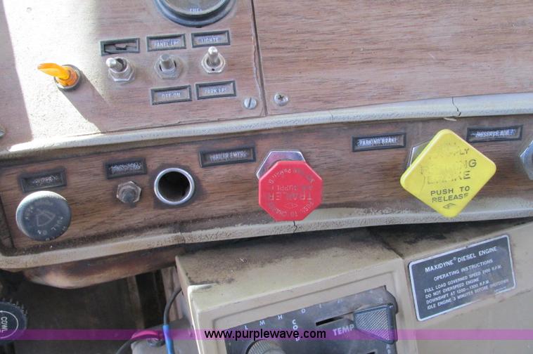 image for item E5125 1974 Mack R600 semi truck