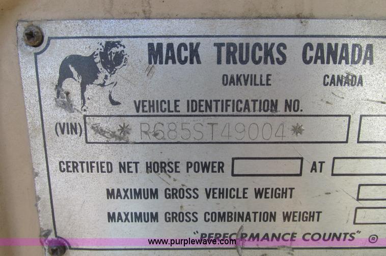 image for item E5125 1974 Mack R600 semi truck
