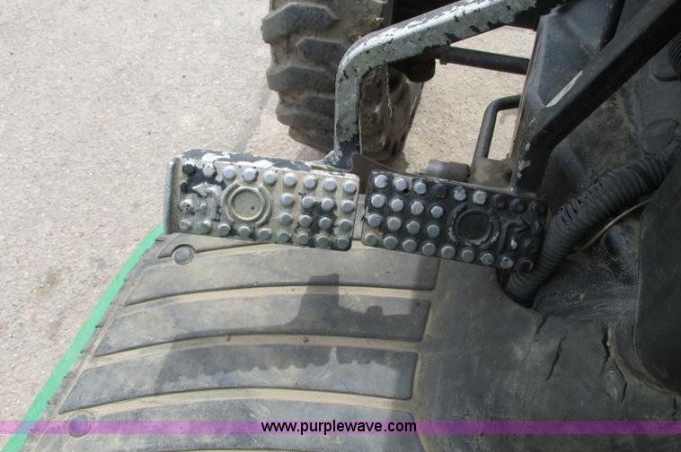 image for item E5131 2002 John Deere 4410 MFWD tractor