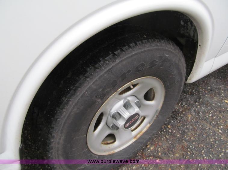 image for item G2933 2006 GMC Savana G1500 Cargo van