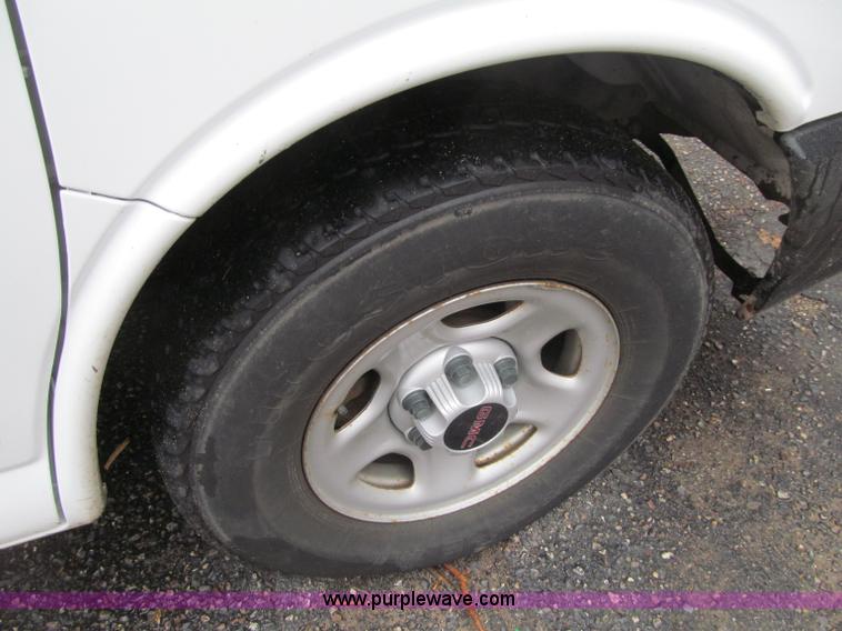 image for item G2933 2006 GMC Savana G1500 Cargo van