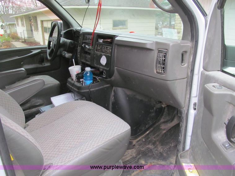 image for item G2933 2006 GMC Savana G1500 Cargo van
