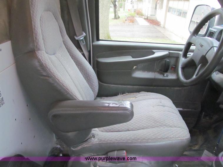 image for item G2933 2006 GMC Savana G1500 Cargo van