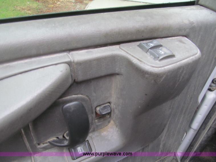 image for item G2933 2006 GMC Savana G1500 Cargo van