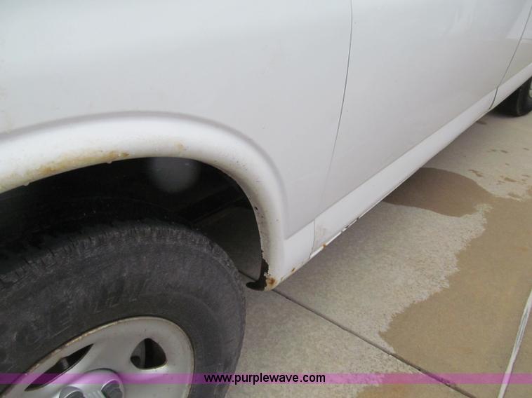 image for item G2934 2006 GMC Savana G1500 Cargo van