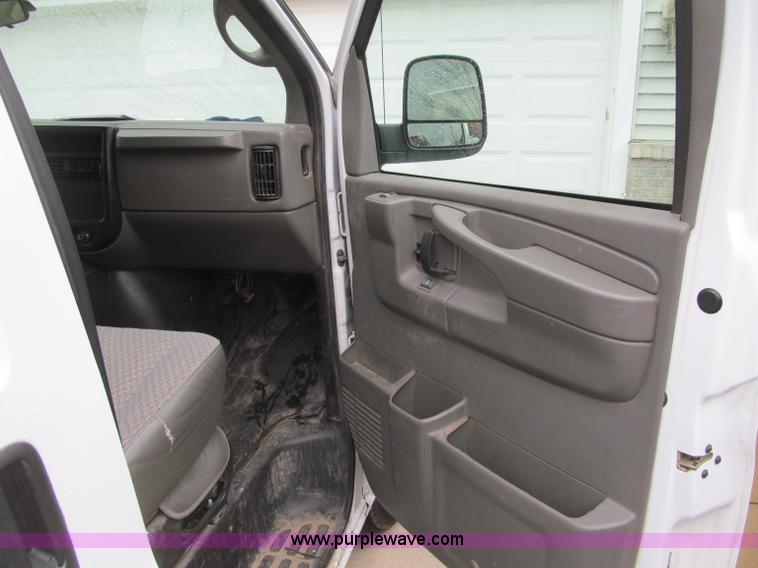 image for item G2934 2006 GMC Savana G1500 Cargo van