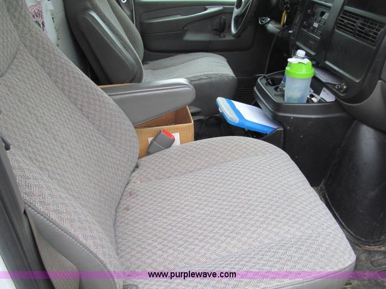 image for item G2934 2006 GMC Savana G1500 Cargo van