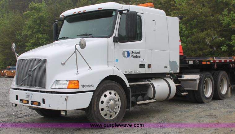 image for item H3576 2002 Volvo VNM420 semi truck