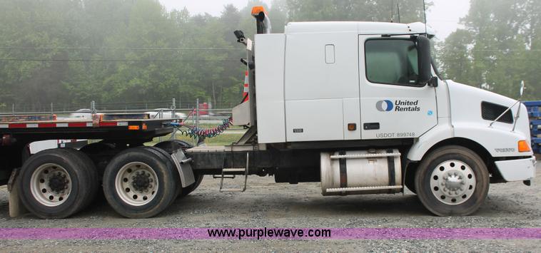 image for item H3576 2002 Volvo VNM420 semi truck