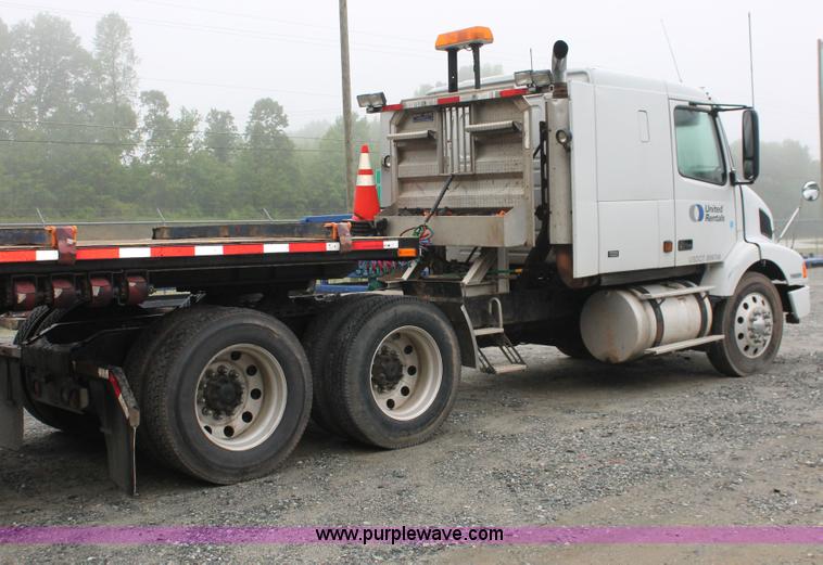 image for item H3576 2002 Volvo VNM420 semi truck