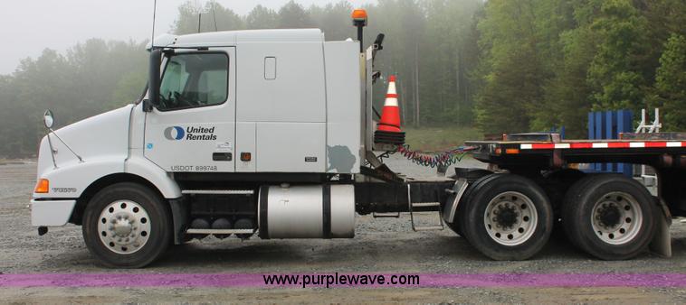 image for item H3576 2002 Volvo VNM420 semi truck