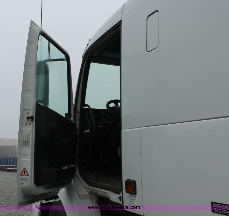 image for item H3576 2002 Volvo VNM420 semi truck