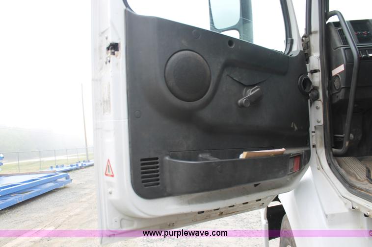 image for item H3576 2002 Volvo VNM420 semi truck