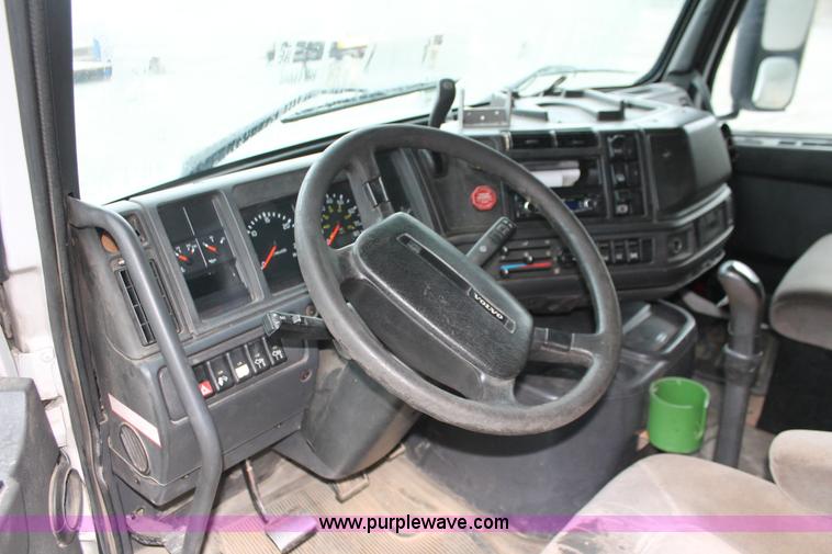 image for item H3576 2002 Volvo VNM420 semi truck