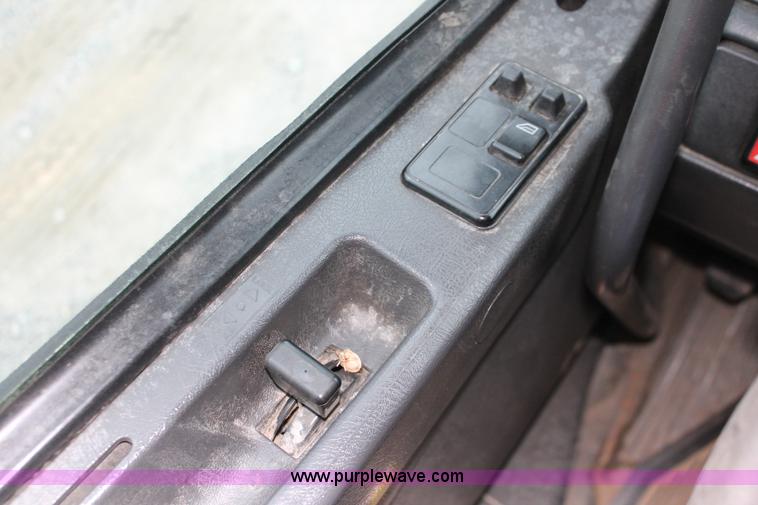 image for item H3576 2002 Volvo VNM420 semi truck