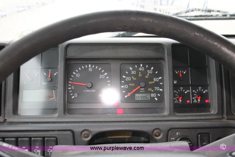 image for item H3576 2002 Volvo VNM420 semi truck