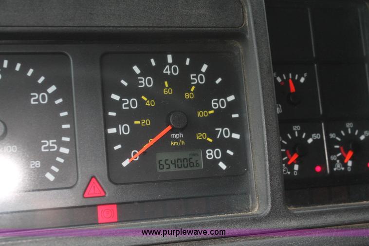 image for item H3576 2002 Volvo VNM420 semi truck