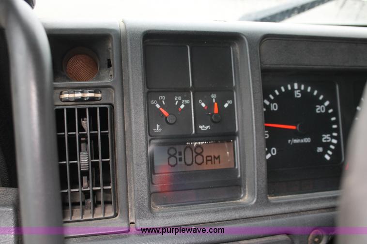 image for item H3576 2002 Volvo VNM420 semi truck