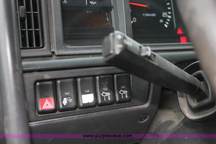 image for item H3576 2002 Volvo VNM420 semi truck