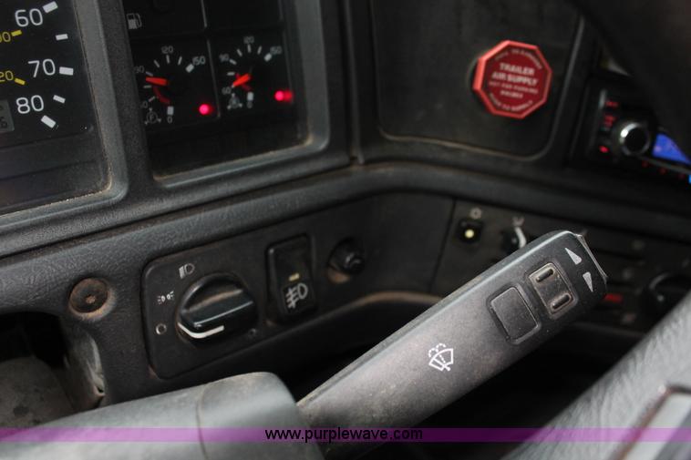 image for item H3576 2002 Volvo VNM420 semi truck