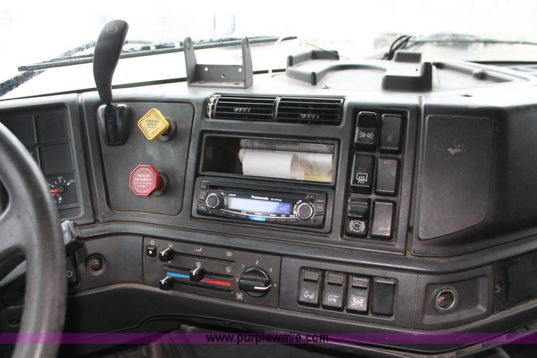 image for item H3576 2002 Volvo VNM420 semi truck