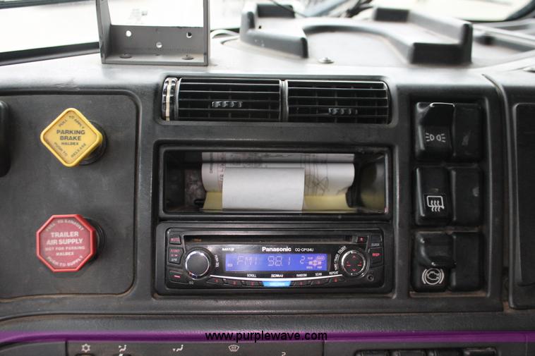 image for item H3576 2002 Volvo VNM420 semi truck