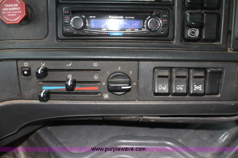 image for item H3576 2002 Volvo VNM420 semi truck