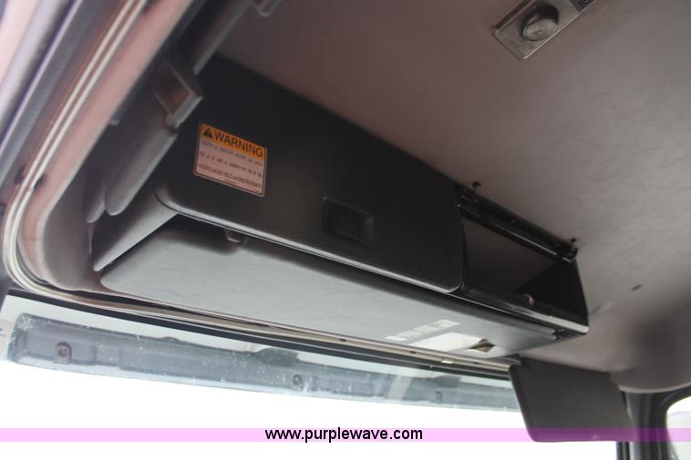 image for item H3576 2002 Volvo VNM420 semi truck