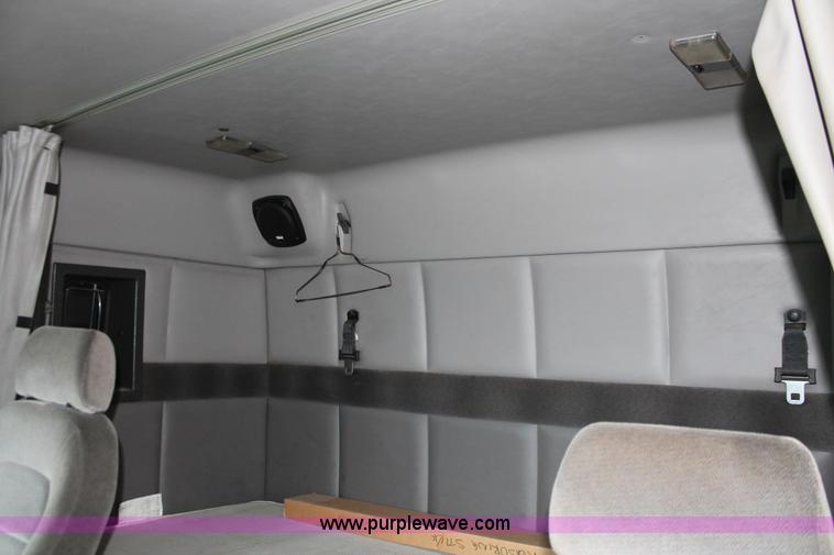 image for item H3576 2002 Volvo VNM420 semi truck