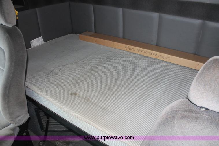 image for item H3576 2002 Volvo VNM420 semi truck