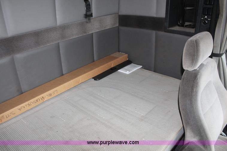 image for item H3576 2002 Volvo VNM420 semi truck