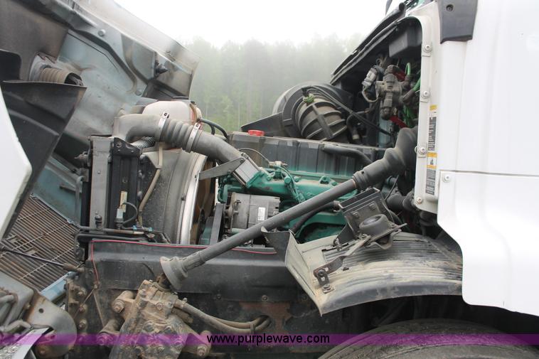 image for item H3576 2002 Volvo VNM420 semi truck