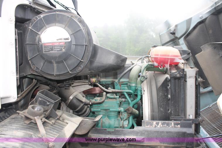 image for item H3576 2002 Volvo VNM420 semi truck