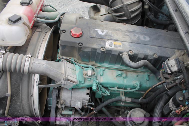 image for item H3576 2002 Volvo VNM420 semi truck