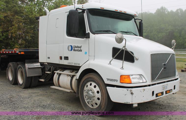 image for item H3576 2002 Volvo VNM420 semi truck
