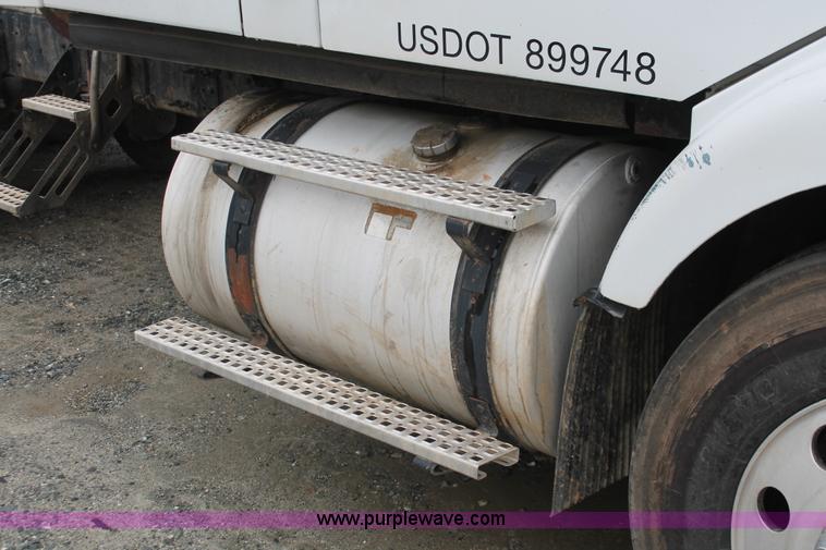 image for item H3576 2002 Volvo VNM420 semi truck