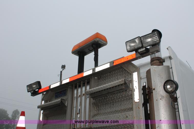 image for item H3576 2002 Volvo VNM420 semi truck