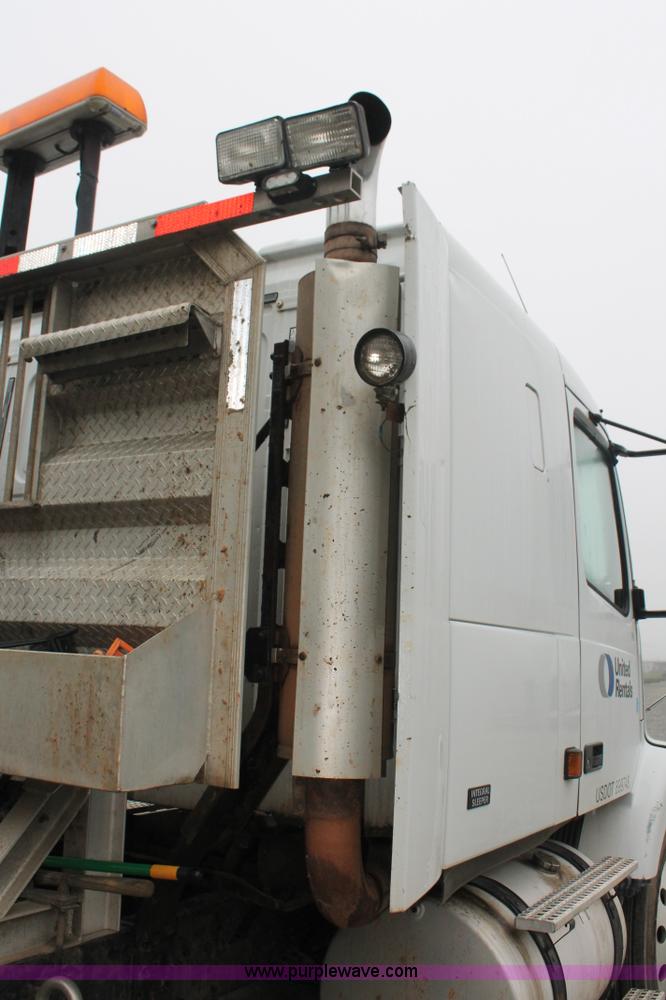 image for item H3576 2002 Volvo VNM420 semi truck