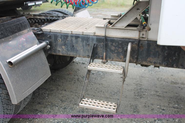 image for item H3576 2002 Volvo VNM420 semi truck