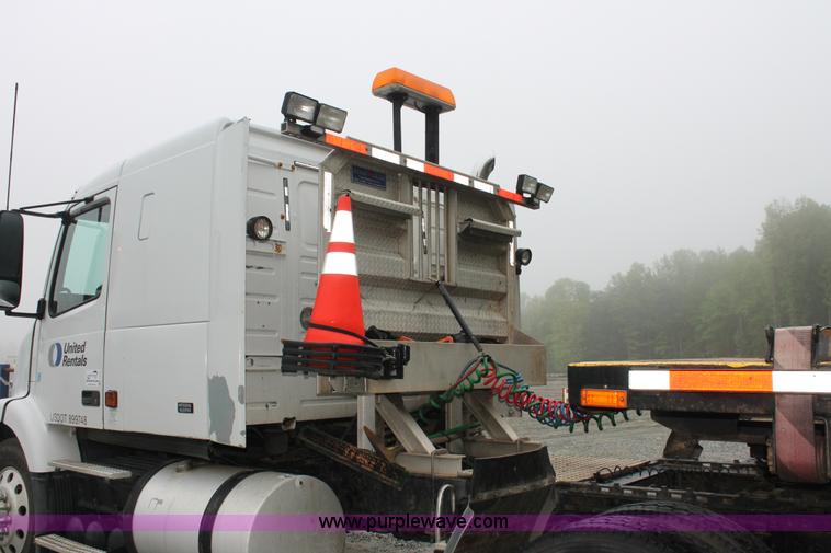 image for item H3576 2002 Volvo VNM420 semi truck