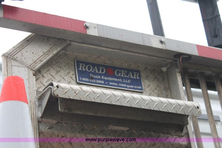 image for item H3576 2002 Volvo VNM420 semi truck